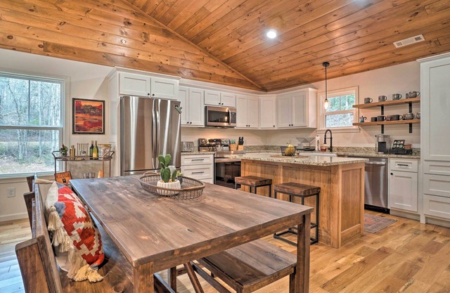 ‘Painted Skies’ Upscale Getaway By Lake Burton!