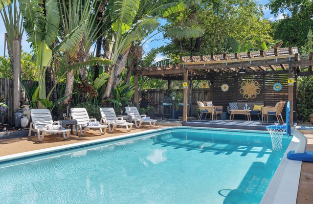 Palm Breeze Oasis - Heated Pool, Steps to The Lake, Very Close to The Park!
