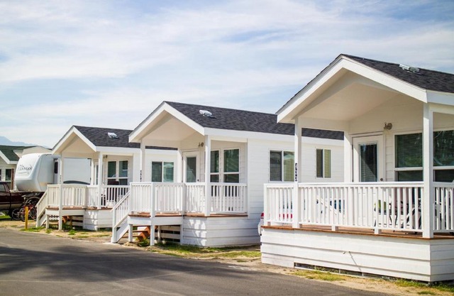 Palm Springs Camping Resort Cottage 2