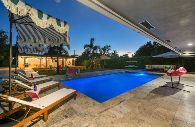 PalmParadise: 5BR Family&Pet Fun, HeatedPool&Games