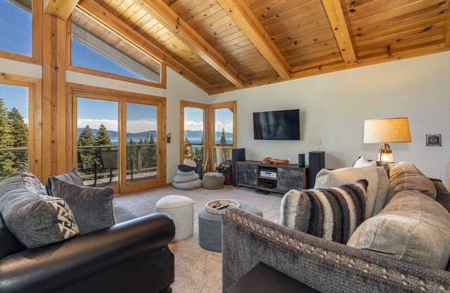 Panoramic Lake Tahoe Views, Dog Friendly, Pool Table, Near Alpine and Olympic Valley!