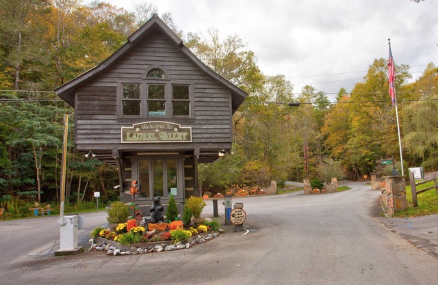 Panoramic Paradise! Spacious Pet Friendly House. Sleeps 10, Minutes to GSMNP!