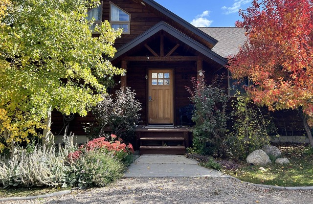 Panoramic Views of the Tetons & Custom Contemporary Setting Awaits You!