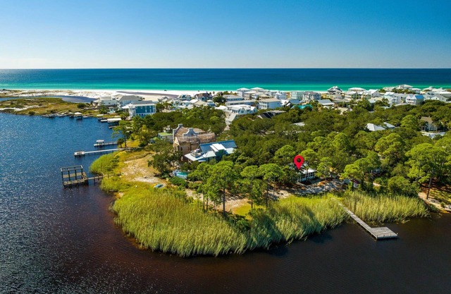 Papa's Hideaway- secluded cottage in Grayton on the lake