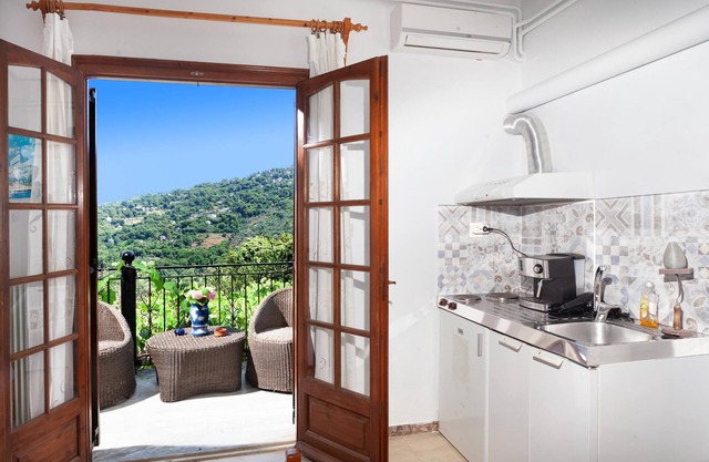 Paradeisos Double Room With Balcony 2