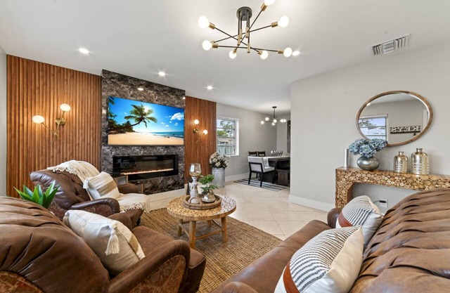 Paradise Villa-Heated Pool & Game Room, Beach Near!