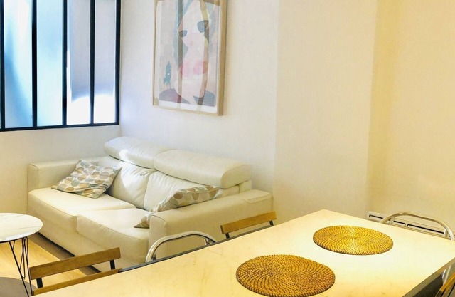 Paris Centre Mairie du XXe Metro Gambetta