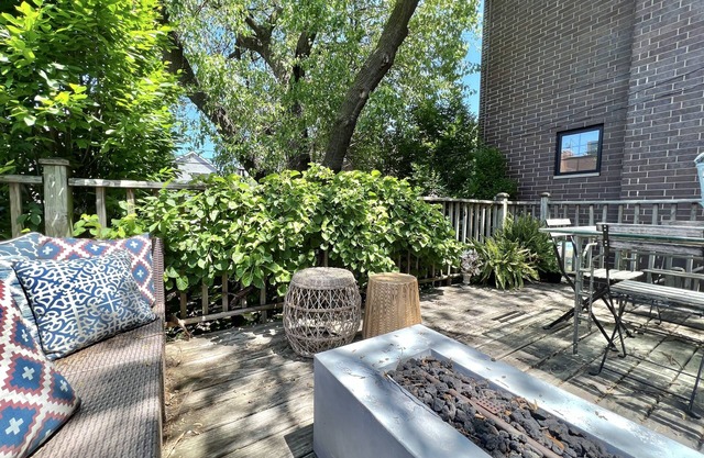 Paris Chic, walk to Wrigley, Lake, Southport, Parking included