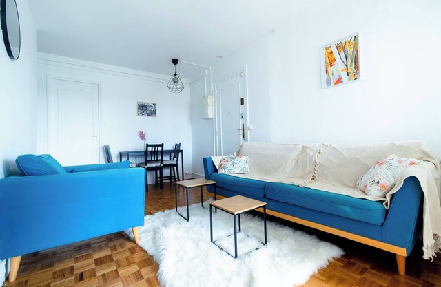 Paris is 2 stations away (M14)