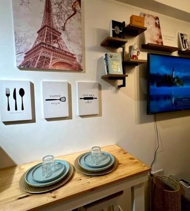 Paris Theme Near Trinoma SM North LRT Roosevelt SNR Congressional Free Netflix Fast Internet