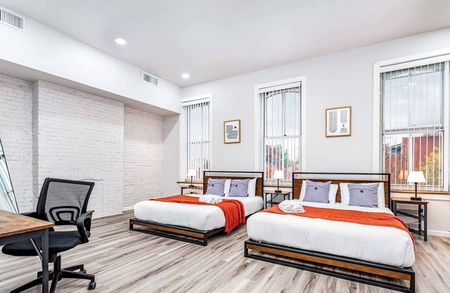 Park Ave Townhome w/parking by CozySuites