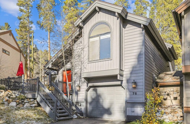 Park Forest Chalet in Breckenridge: spacious 4-bed, 3-bath retreat for 12 with wooded views.