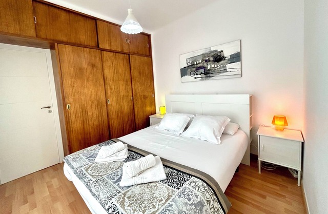 Parking available. Pets accepted. Subway nearby. Near the Sagrada Familia