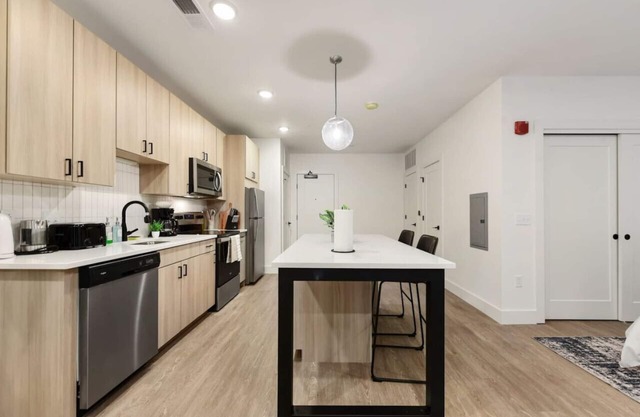 PARKING+HULU+GYM Near UPMC|Universities|Shopping