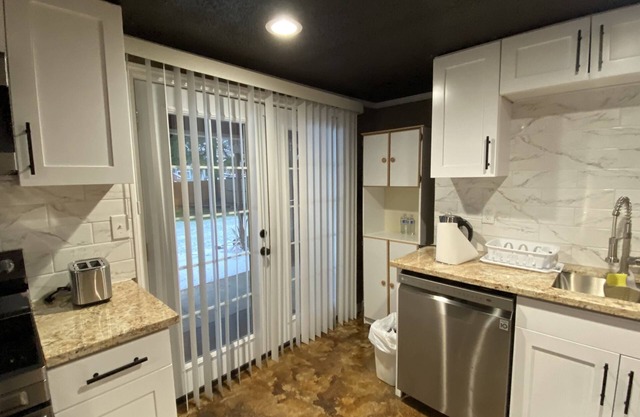 Parkland Studio/Loft Daylight Basement