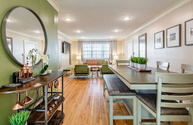 *Parkside KING SUITE in Midtown with FREE parking*