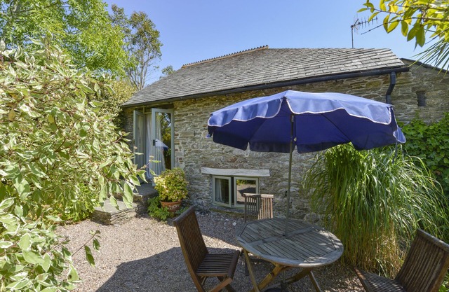 PARSONAGE FARM COTTAGE, family friendly in Newton Ferrers