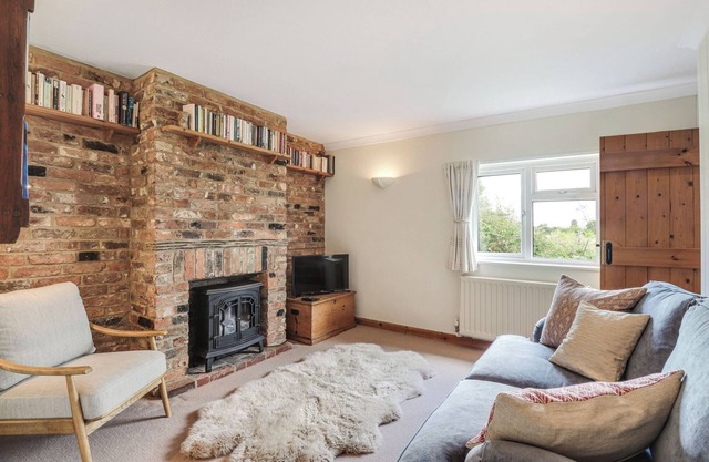 Pass the Keys | Cosy Countryside Cottage