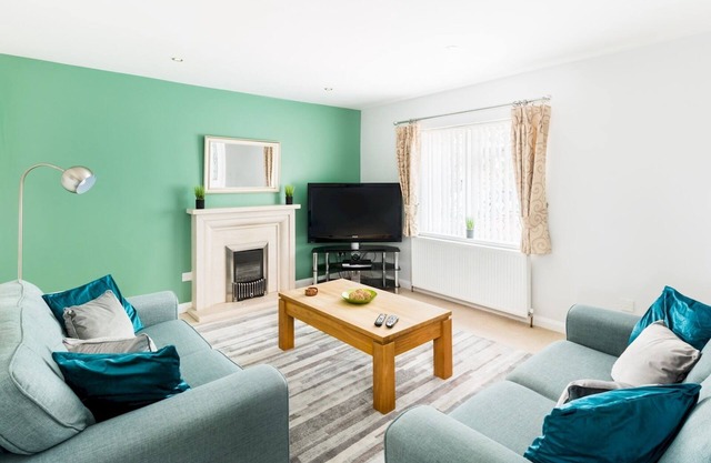 Pass the Keys | Self Contained 2 Bed with Parking Leamington Spa