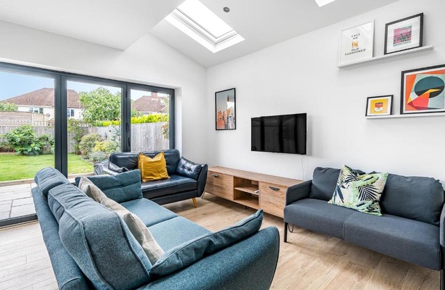 Pass the Keys Stunning Modern 4 Bed with Parking and Garden