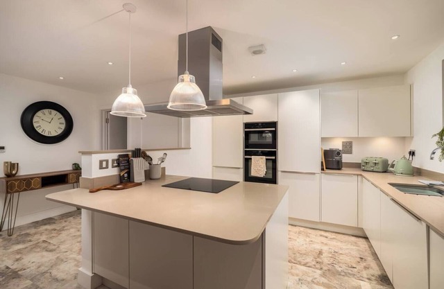 Pass the Keys | Stylish Modern Spacious 2 bed flat Sleeps 4