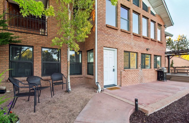 Patio, Grill & Fire Pit: Show Low Escape!