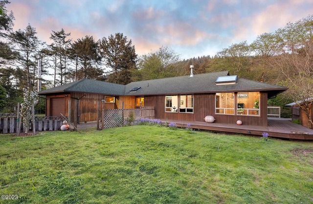 Paws Under the Pines: hot tub, steps to beach, stocked kitchen, no pet fees!