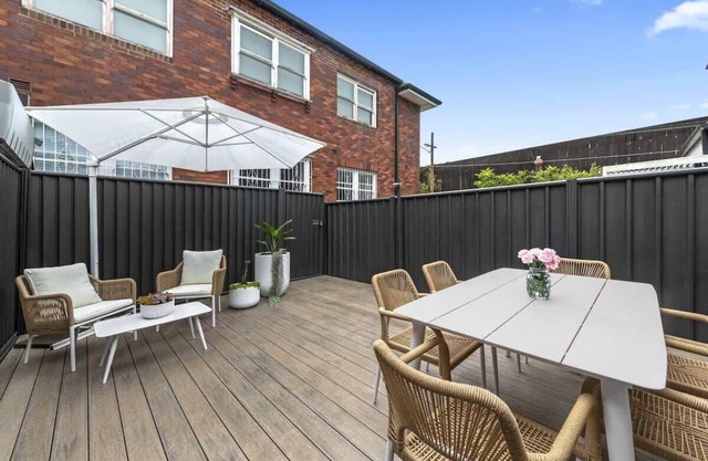 Peaceful 2 bedroom with private backyard and BBQ