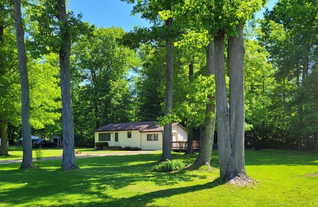 Peaceful 2 bedroom cottage close to the lake.