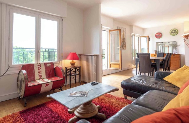 Peaceful 6 Person Retreat Overlooking the Forest LET