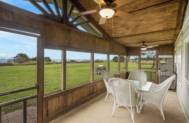 Peaceful and private! Cute waterfront cottage with amazing fishing!