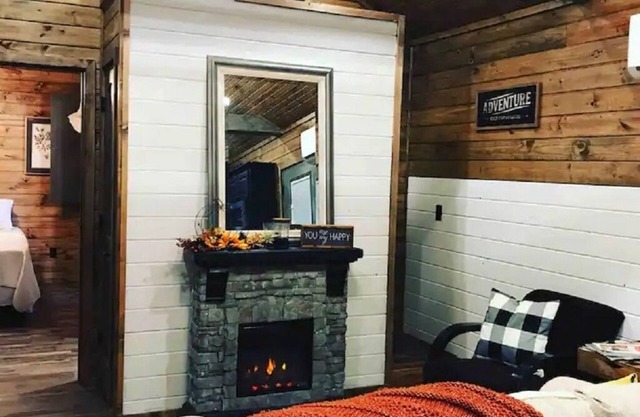 Peaceful Cabin. Hot Tub near Lake Eufaula for R&R.