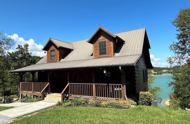 Peaceful Cabin on Lake Sleeps 18 w outdoor kitchen