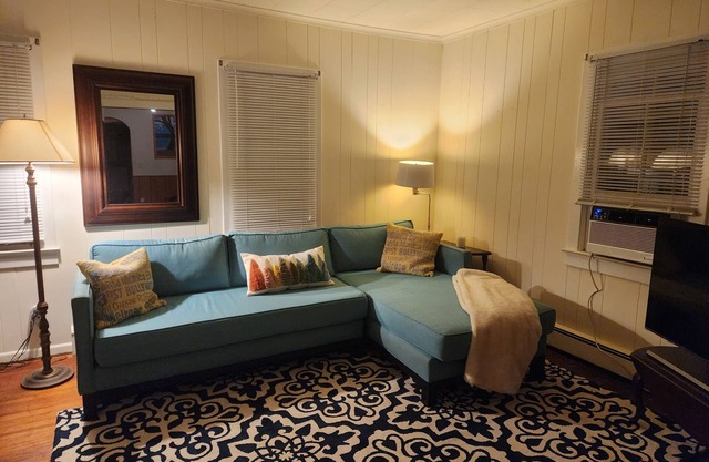 Peaceful, clean cottage, 10 min walk to town. Monthly rates. Fenced backyard