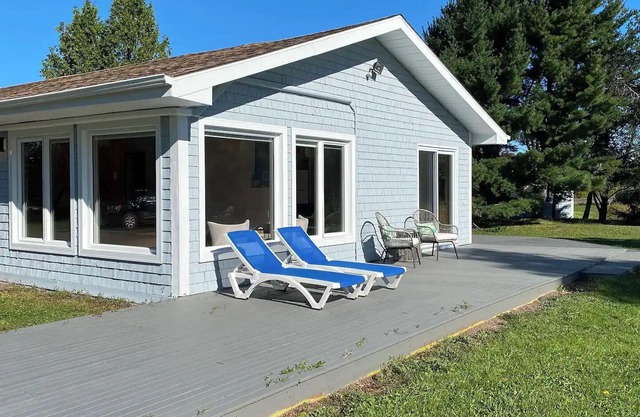 Peaceful cottage by a private lake
