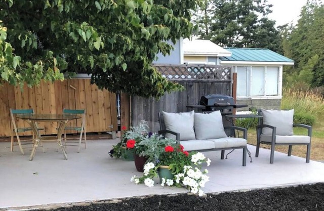 Peaceful Cottage on 15 acre Farm Pprovo-14-0016