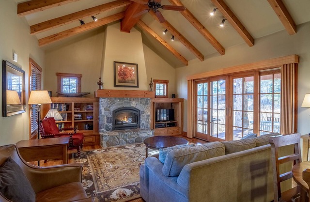 Peaceful Cottage with Private Hot Tub