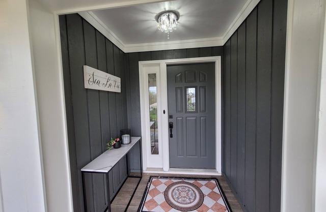 PEACEFUL FAIRDALE COUNTRY HOME. Sleeps 15 people. Poker house on a backyard