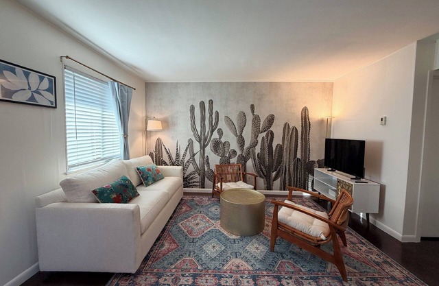 Peaceful Hyde Park Condo Near UT with Free Parking, Fast WiFi, King Bed