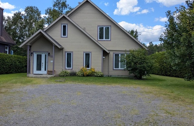 Peaceful lakeside cottage with private bathing beach (services nearby)