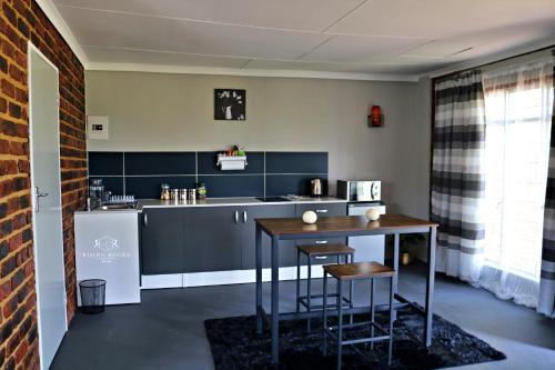 Peaceful Mountain Cottage :Hikes/Boma/Animals/Pool