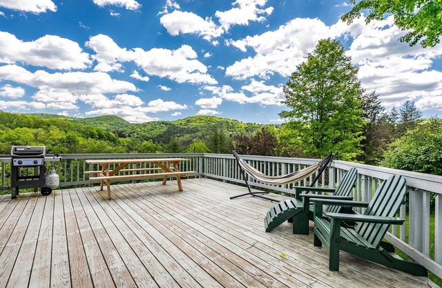 Peaceful oasis, stunning views, less than 10 mins from Woodstock Village