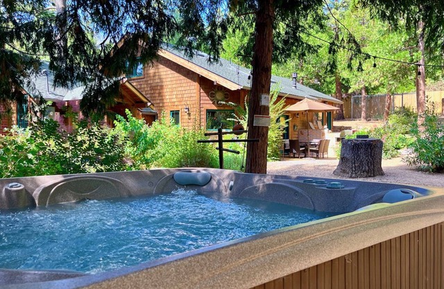 Peaceful Pines " Lovely Pet Friendly Mountain Home w/Spa