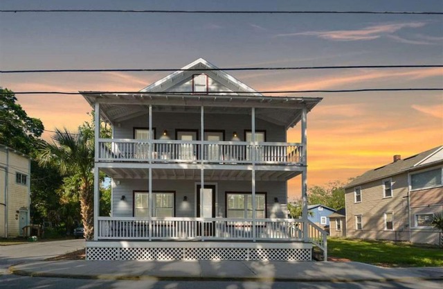 Peaceful Porch Perfect Downtown Retreat