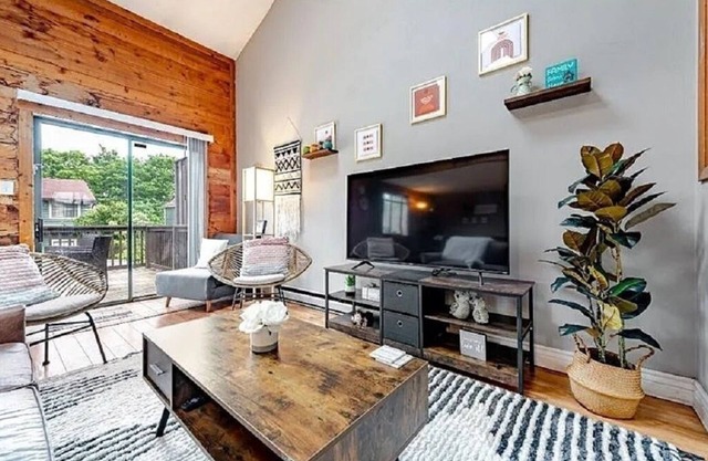 Peaceful Retreat in Hidden Valley, PA: Ski Resort, Golf and Trails in Mountain