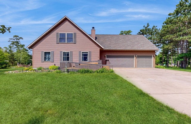 Peaceful Retreat with Lakes, Trails & Golf nearby, Large deck, W/D & WIFI