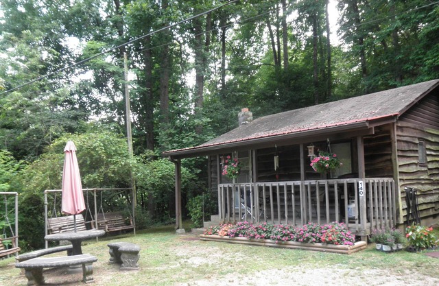 Peaceful Romantic Getaway - Sleeps 2 - Lavender Cabin