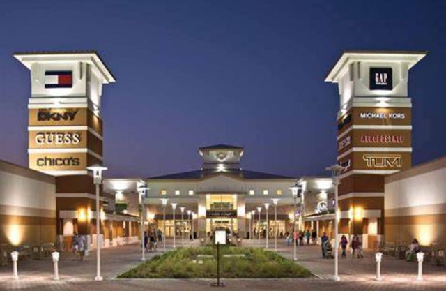 Peaceful room downstairs of house w/frig & private bathroom