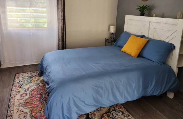 Peaceful setting for your business trip, mini get away. Close to beach and town