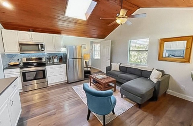 Peaceful Songbird Cabin in Canyon Lake! Only 5 minutes for the lake & river!